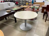 Duży, jasny, okrągły stół na jednej nodze