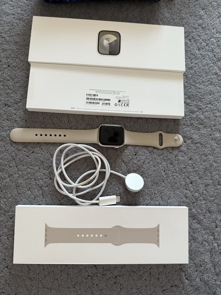 Apple Watch Series 9 42mm GPS + Cellular