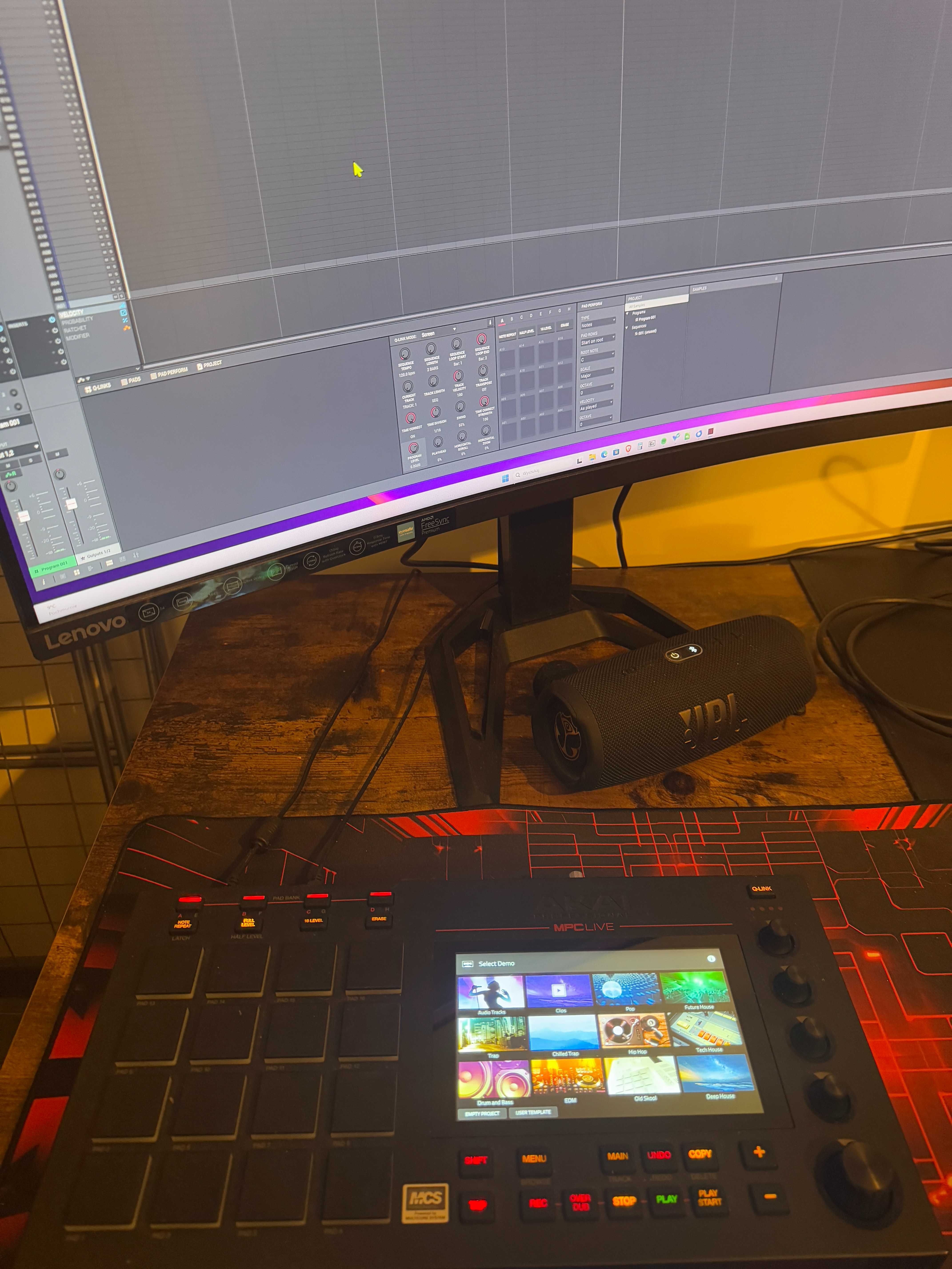 AKAI MPC Live (MPC Live 1)  sprzęt muzyczny / sampler / kontroler MIDI