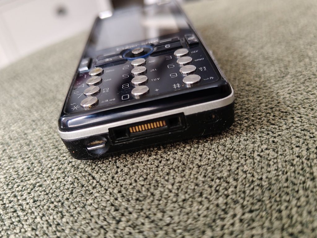 Sony Ericsson K810i + pudełko, ladowarka, słuchawki, smycz, dokumenty