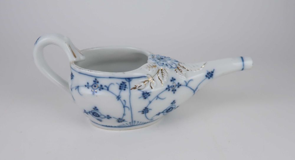 Antigo bule de acamados em porcelana