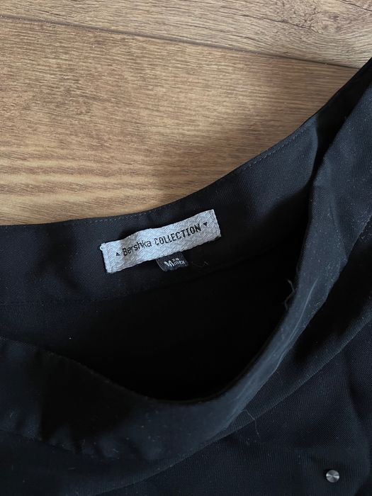 Czarna spódniczka z ozdobnymi cekinami