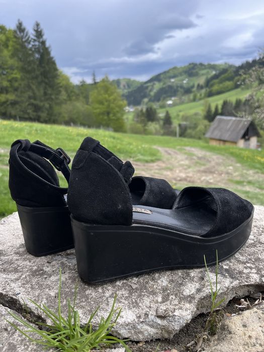 Чорні елегантні босоніжки