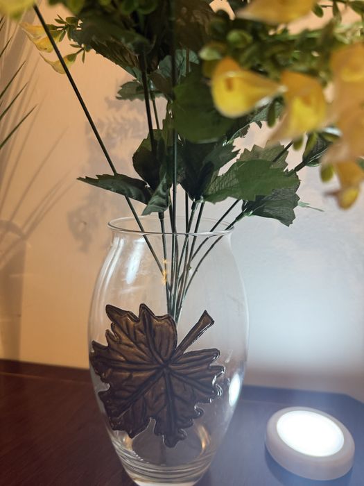 Jarra de vidro fino e aplicacao de estanho com flores amarelas