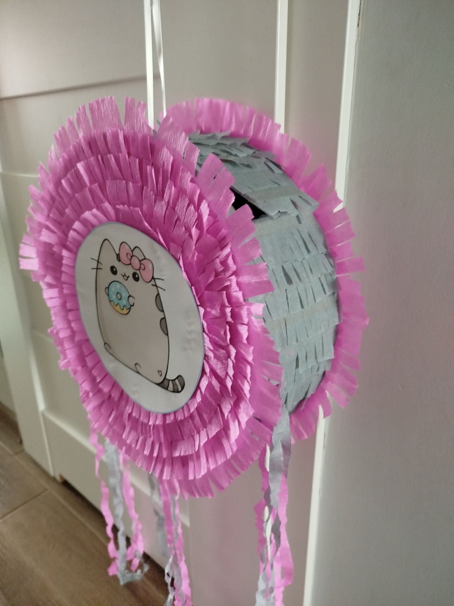 Piniata kot pusheen różowo szara z tasiemkami