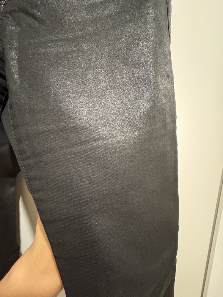 Woskowane spodnie z H&M