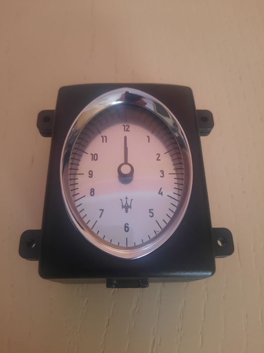 Годинник автомобільний Maserati