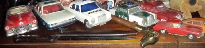 Stare zabawki bibeloty. Lalka XXw. bobas. Auto blaszane Bębenek Piesek