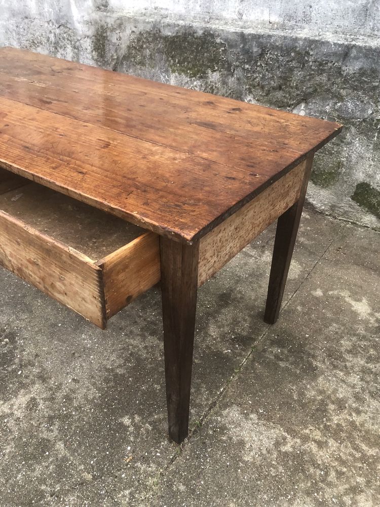 Mesa centenaria em carvalho com duas gavetas em bom estado