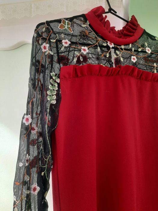 Червона сукня з прозорими рукавами