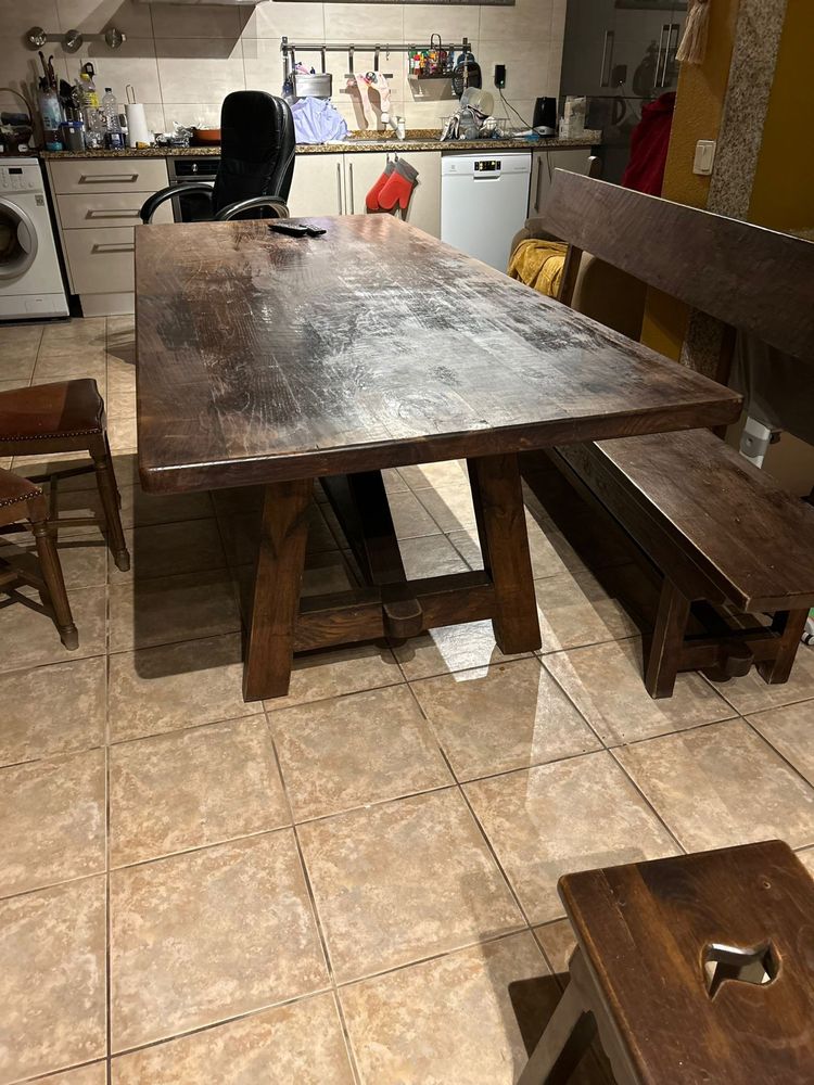 Conjunto de mesa e bancos em bom estado