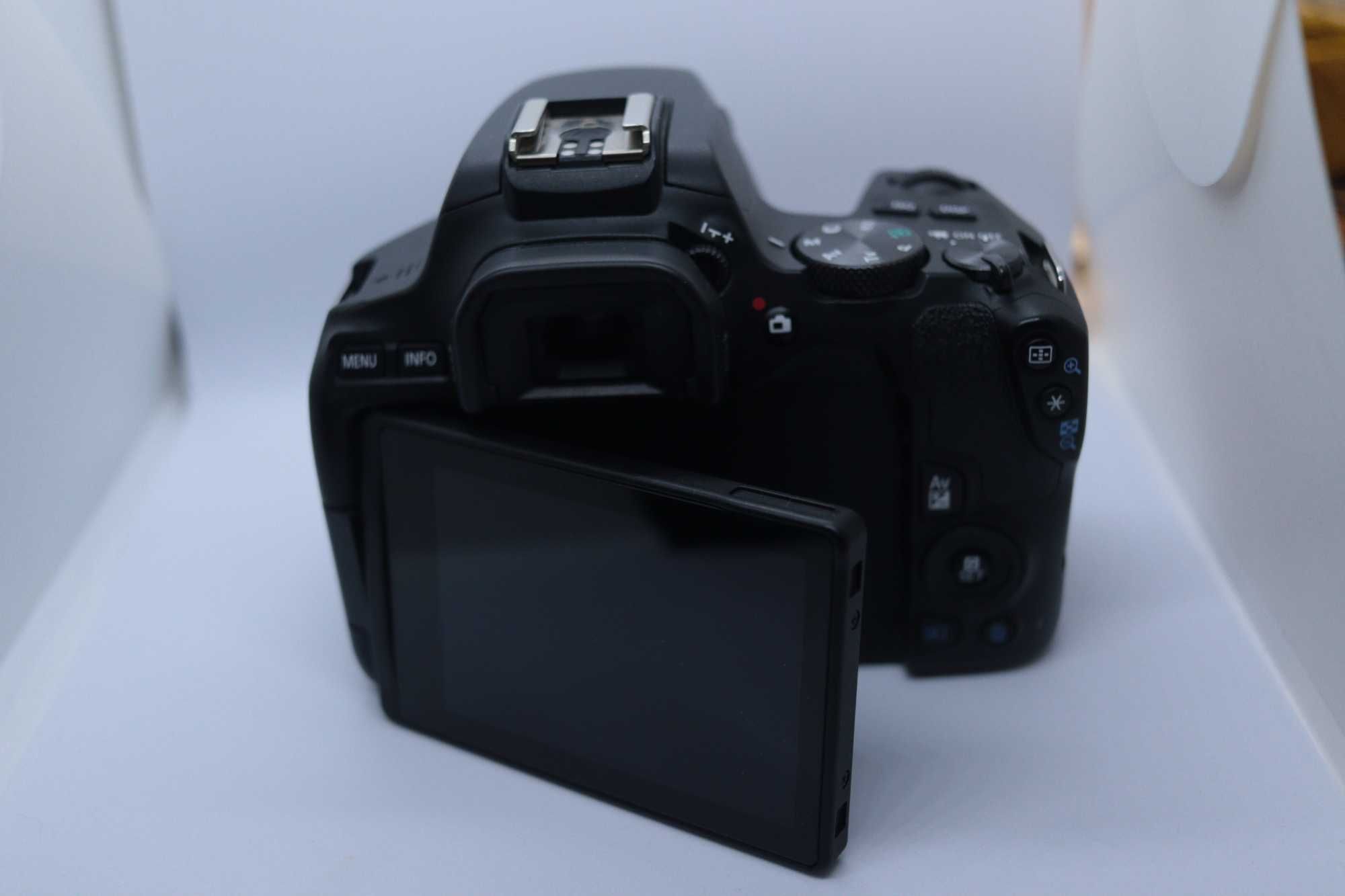 Canon 250D / SL3 + objectiva 18-55mm f/4-5.6 STM  com bateria extra