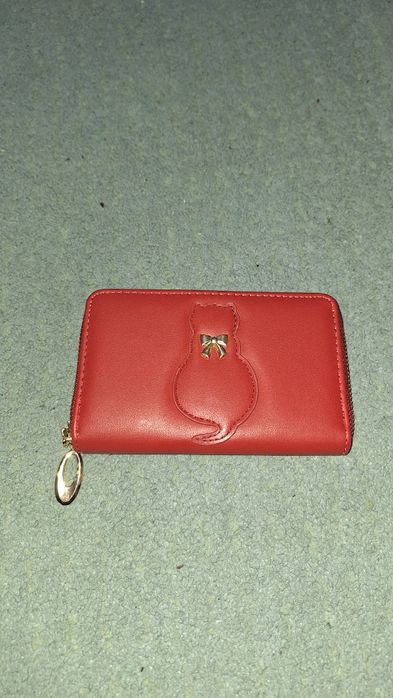 Portfel czerwony na zamek.