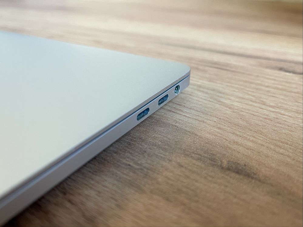 MacBook Pro 15” (Late 2016) | 16GB RAM | i7 | 9500 грн