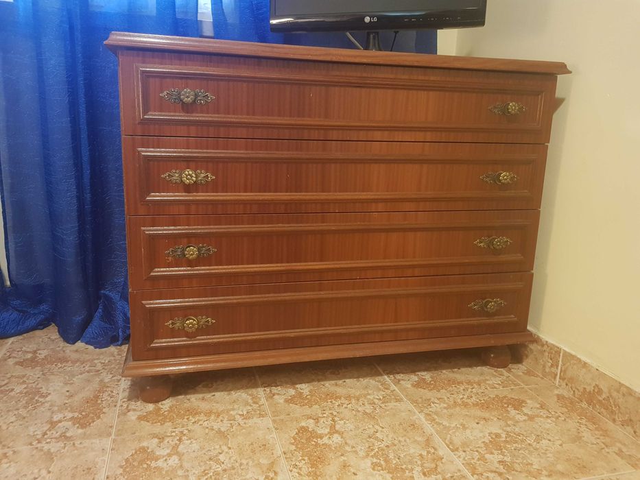 Mesa antiga com 4 gavetas.