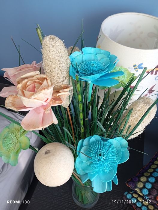 Jarra com flores artificiais