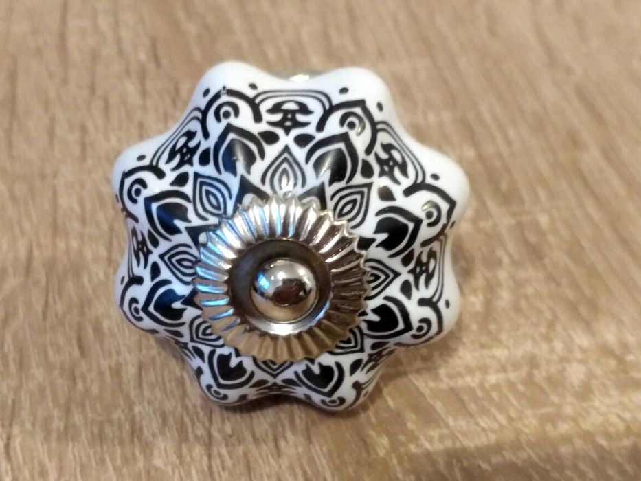 Jasna gałka z czarnym wzorem.Ceramiczny dla Szuflad