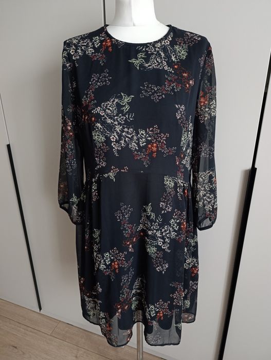 Sukienka Reserved w kwiaty na co dzień do pracy