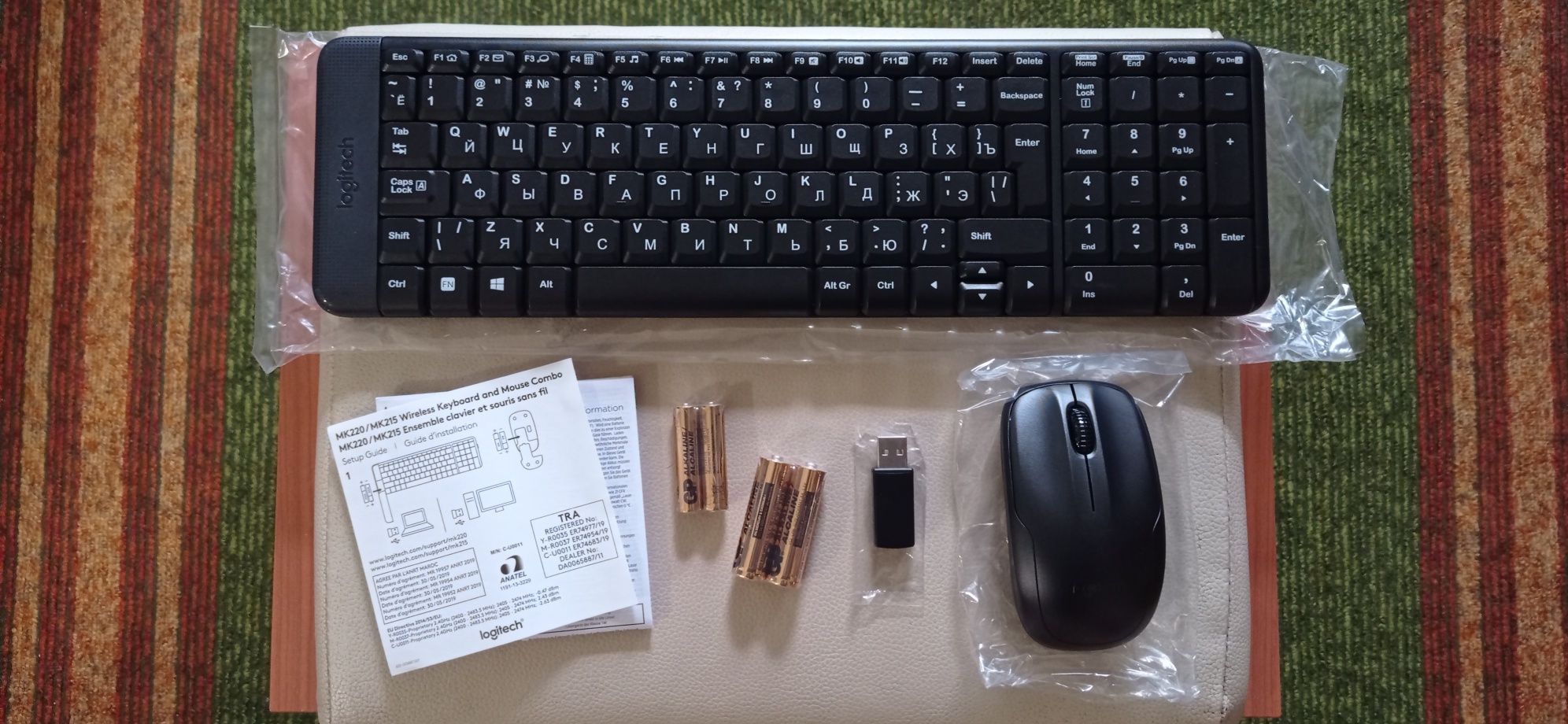 Комплект клавіатура та миша Logitech Wireless Desktop MK220