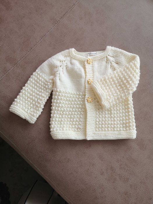 Casaco de bebé em tricô feito à mão