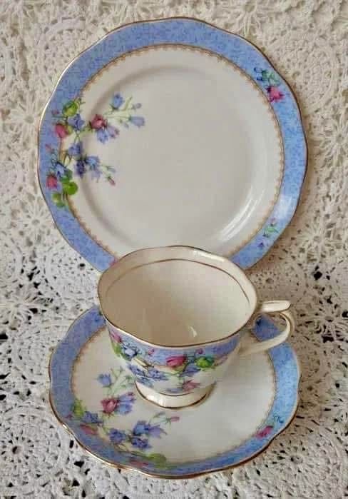 **Przedwojenna Antyk Royal Albert Harebell Anglia Porcelana Filiżanka
