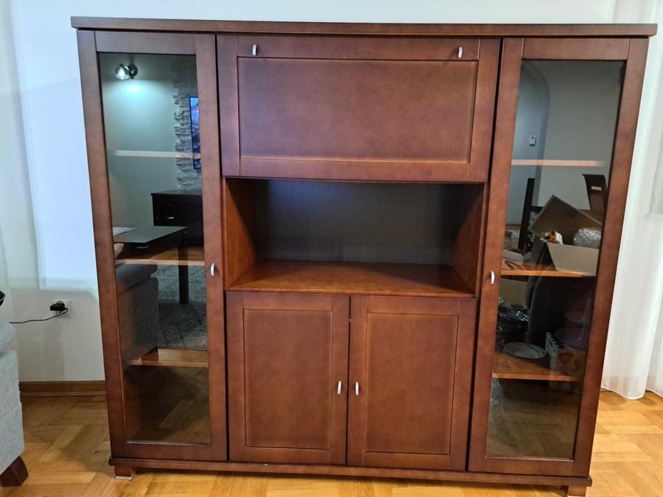 Komoda witryna z barkiem w stylu klasycznym