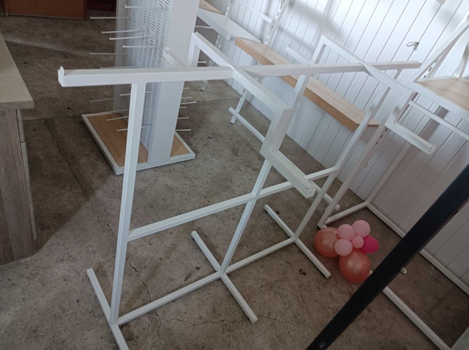Meble sklepowe gabloty ekspozytory