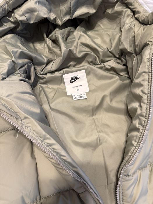 НОВА зимова куртка Nike