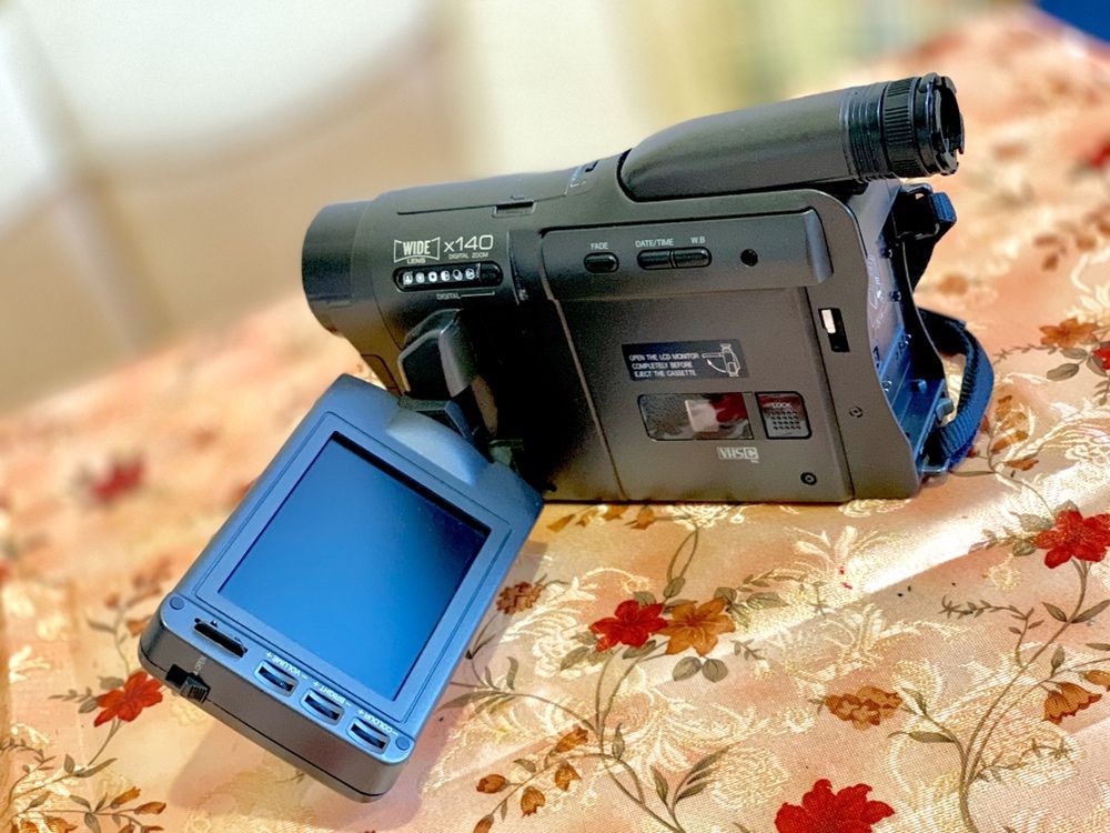Видеокамера Panasonic VX 7