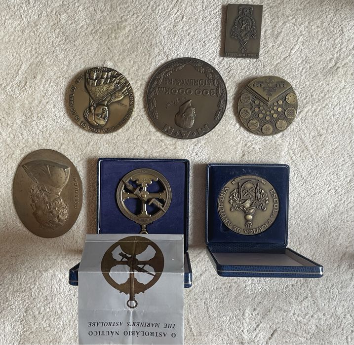 medalhas diversas e miniatura de escultura