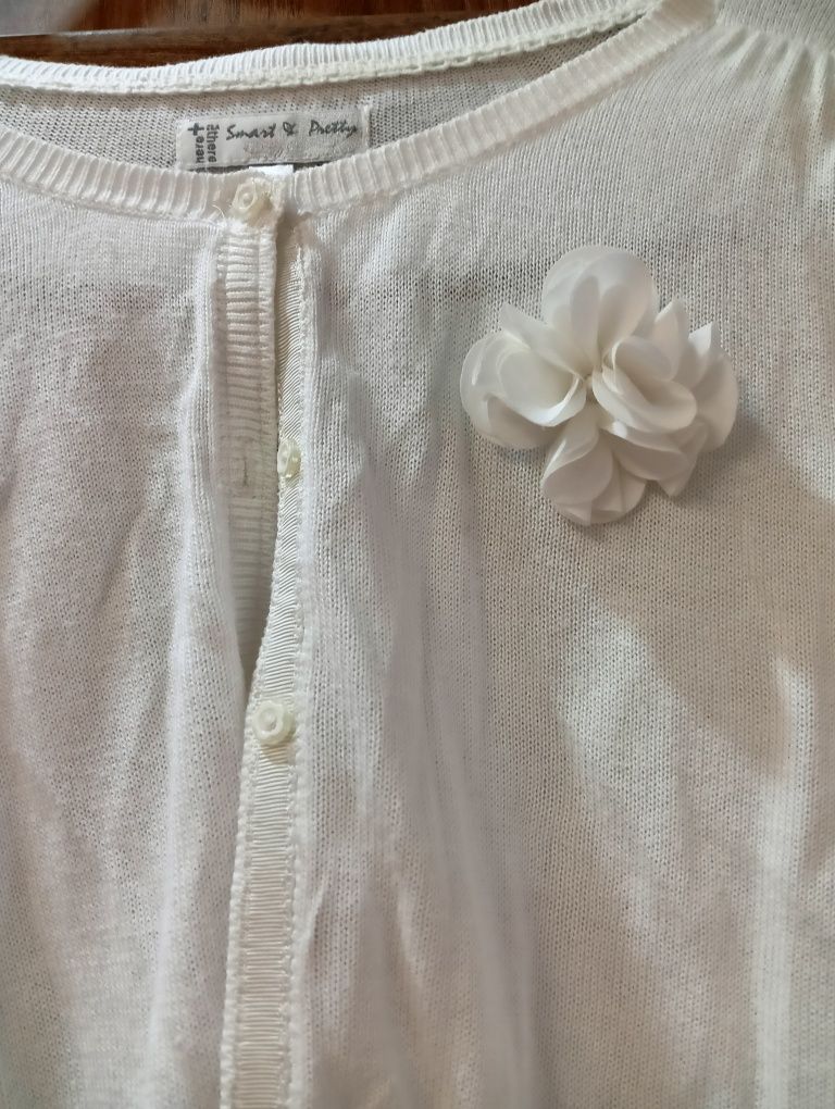 Sweterek biały z kwiatem