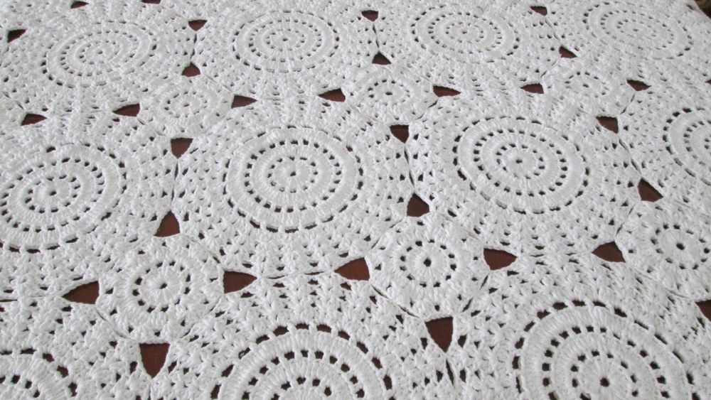 Toalha de mesa em crochê feita á mão , barbante numero 4