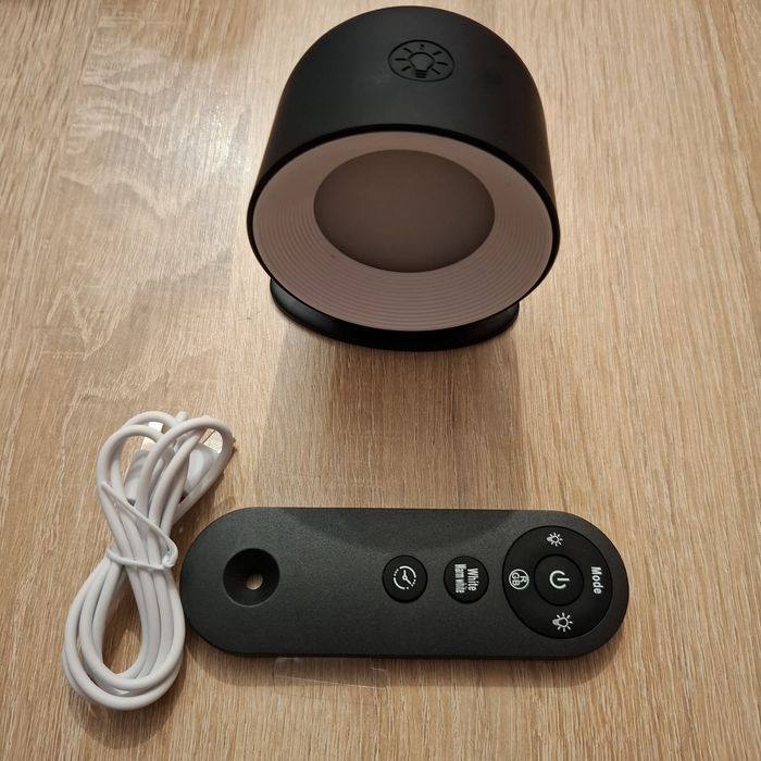 Lampa LED z dotykowym sterowaniem i pilotem