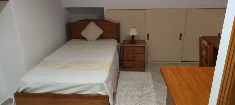 Quarto para alugar perto FCT Caparica