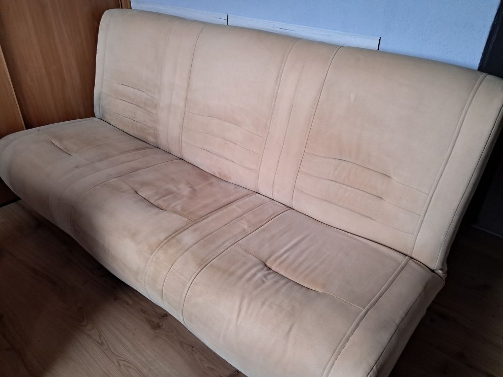 Wersalka w kolorze miodowym