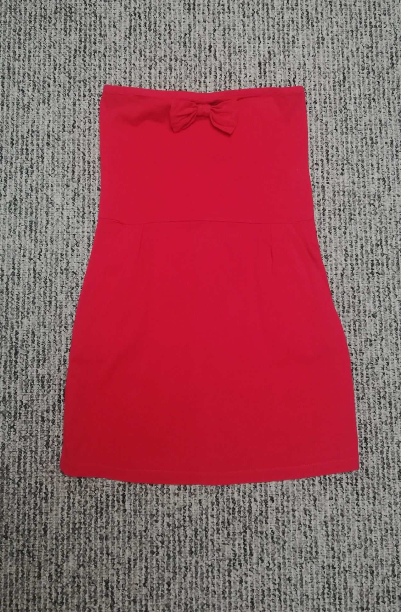 Czerwona sukienka bez ramiączek z kokardką