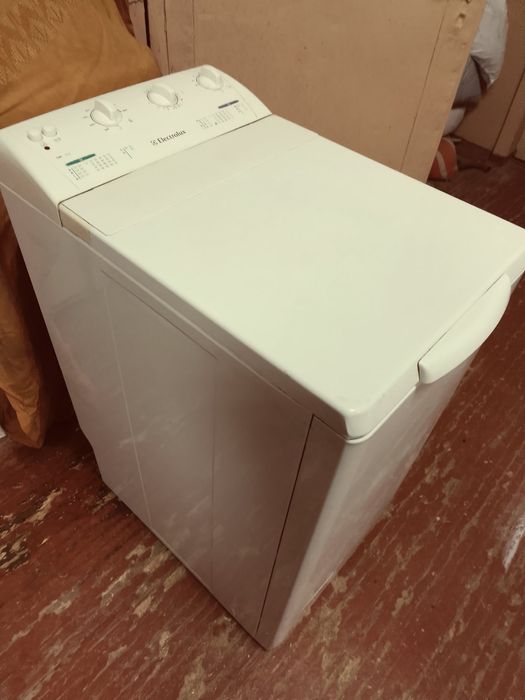 Вертикальна пральна машина Electrolux EWT 832