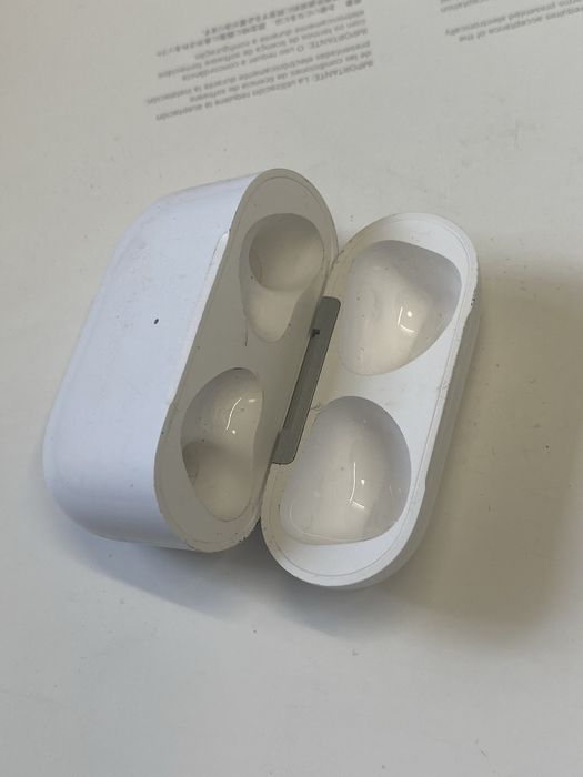 Пррдаю Кейс airpods 3 стан не дуже все працює