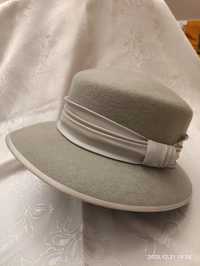 Szary kapelusz w stylu Królowej Angielskiej