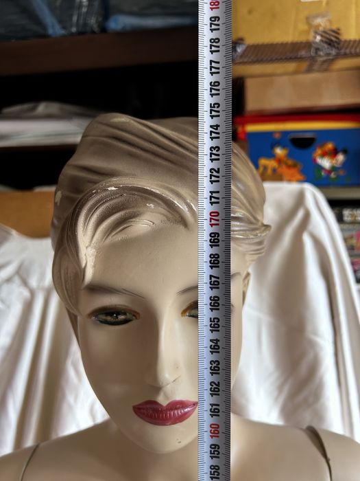 3 manequins femininos de corpo inteiro com base de vidro