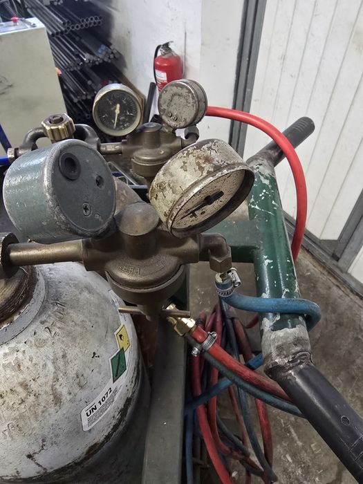 Używane butle z tlenem i acetylenem na sprzedaż.