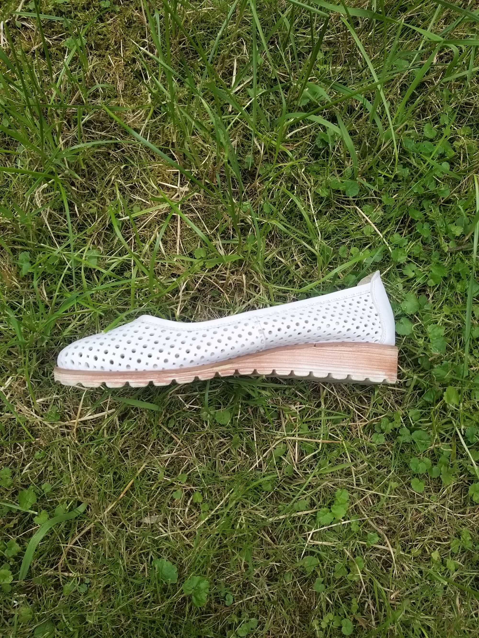 Czółenka białe letnie