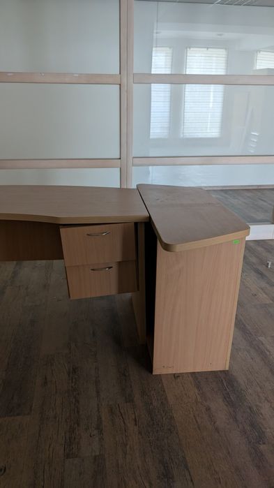 Стіл офісний у відмінному стані