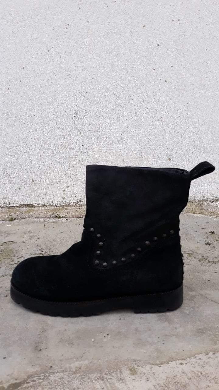 Botas de pele com tachas.