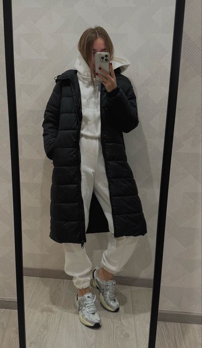 довгий пуховик у спортивному стилі