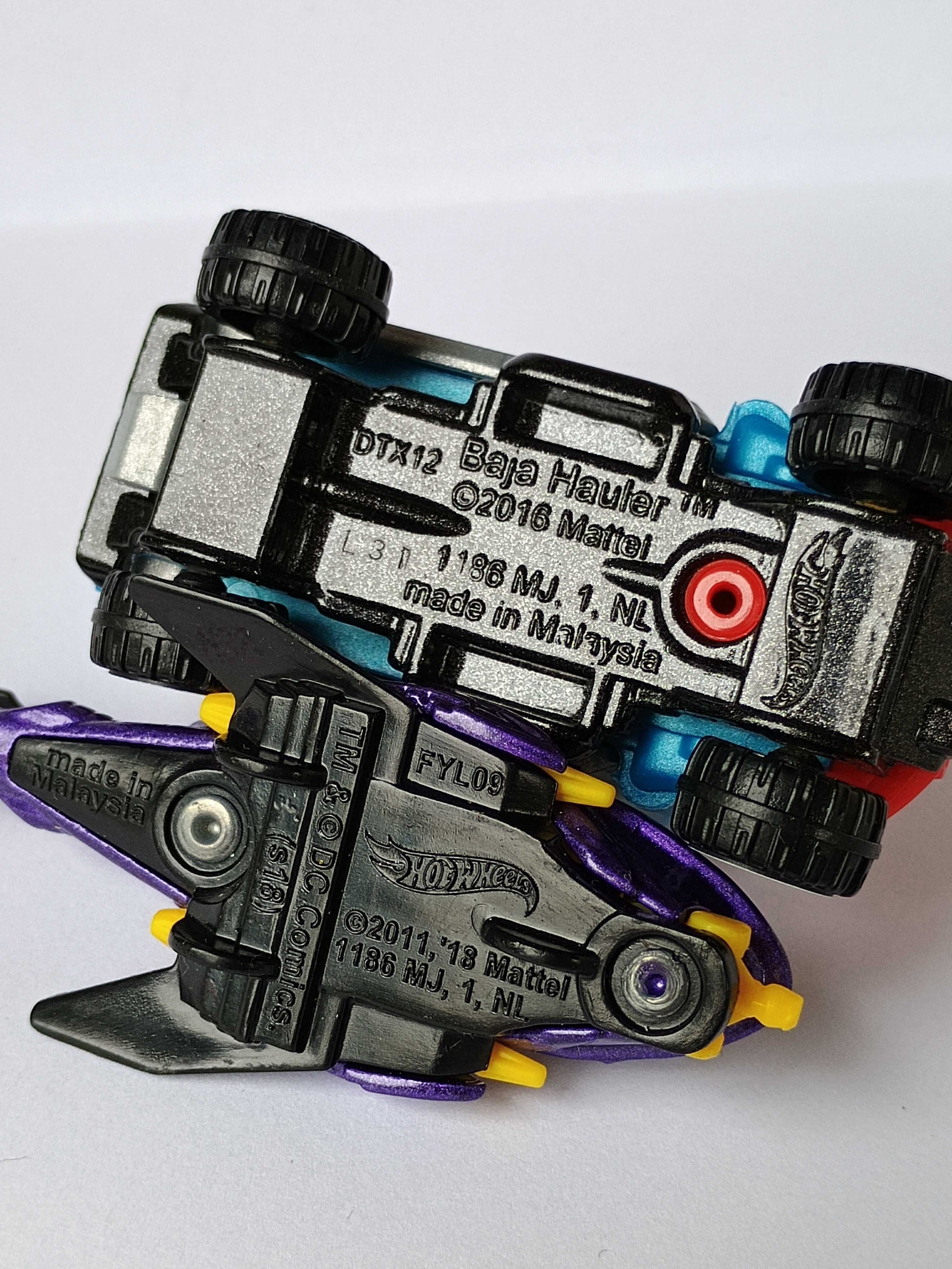 Hot Wheels, trzy metalowe resoraki plus Batcopter