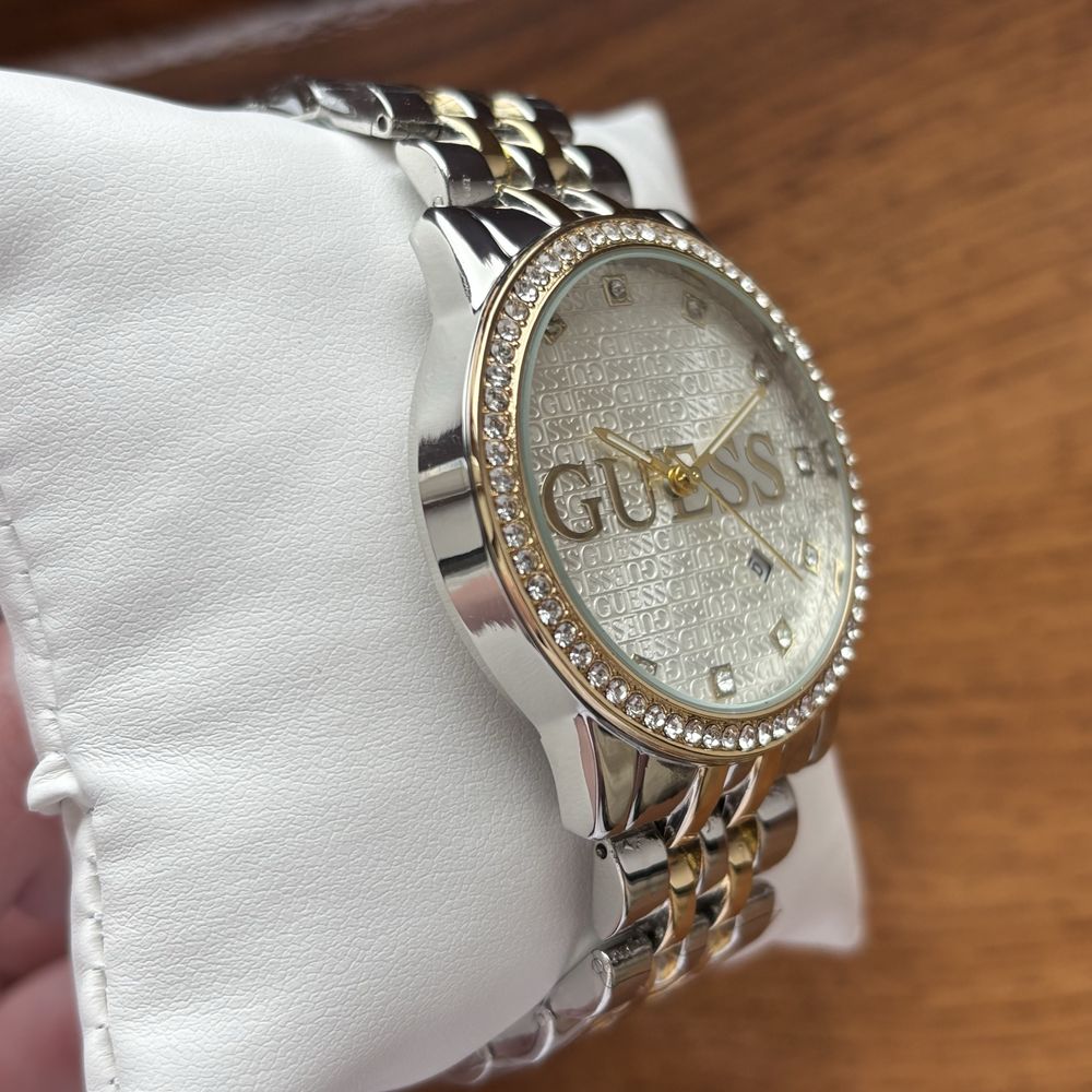 Жіночий годинник Guess на браслеті з світлим циферблатом | Робоча дата