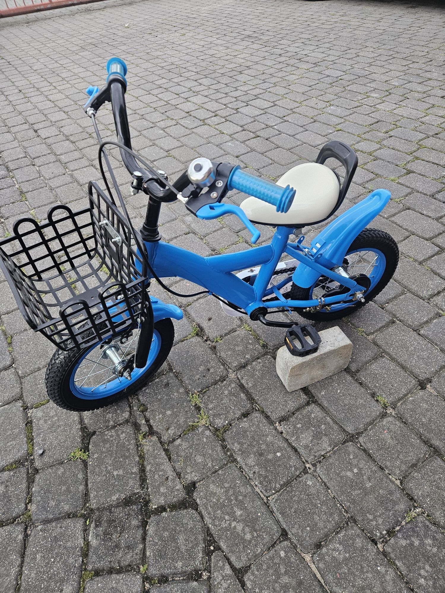 Sprzedam rowerek dziecięcy wraz ze świecącymi kołami bocznymi