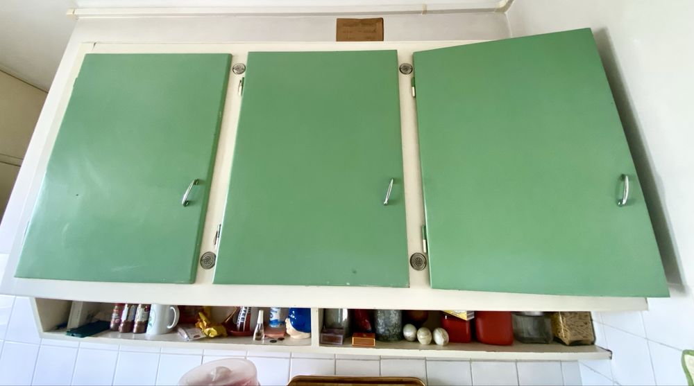 Bancada de Pedra e Armarios de Cozinha