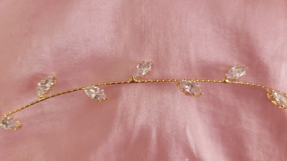 Tiara de Cabelo Dourada em Aço Inoxidável com Pedras Brilhantes